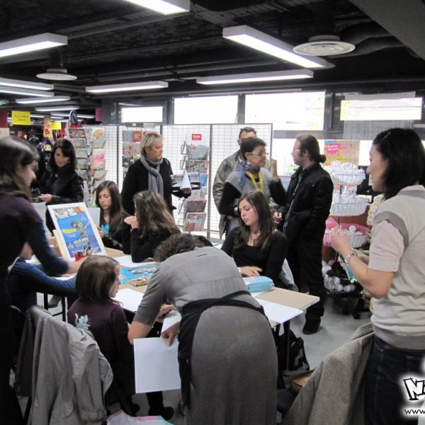 Lire le compte-rendu intégral : <a href="https://www.no-xice.com/album/conference-nantes-helio-1/">cliquez ici !</a> Atelier dessin manga papeterie Nantes Hélio par le fanzine No-Xice©
