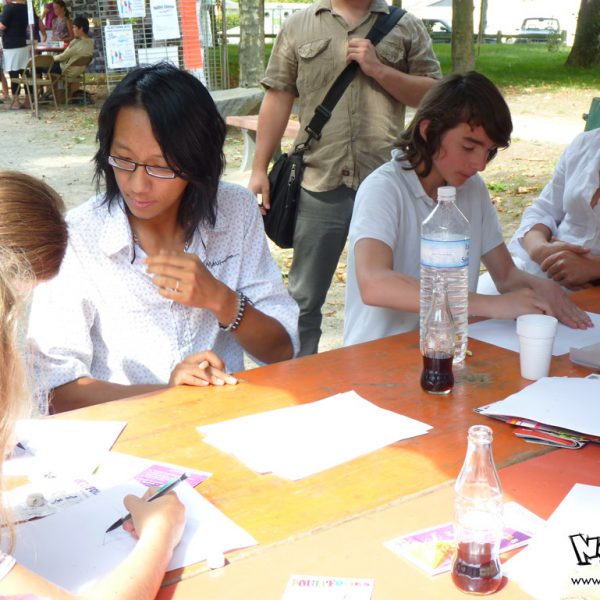 Lire le compte-rendu intégral : <a href="https://www.no-xice.com/album/atelier-manga-poulifolies-1/">cliquez ici !</a> Atelier de dessin manga au festival Pouli'Folies au Pouliguen en 2010, par No-Xice©