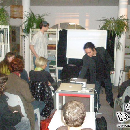 Lire le compte-rendu intégral : <a href="https://www.no-xice.com/album/conference-manga-pommeraye-1/">cliquez ici !</a> Conférence manga à La Pommeraye, bibliothèque municipale en 2009, par le fanzine No-Xice©
